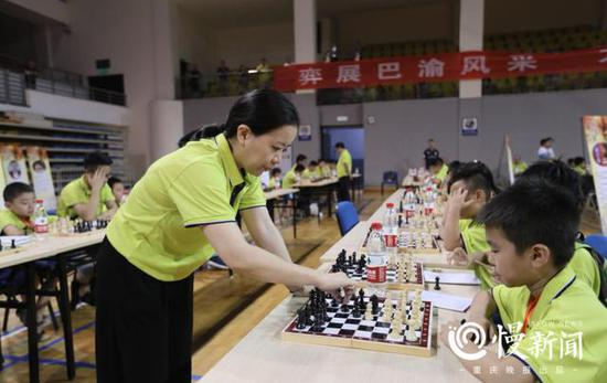 △许昱华与小棋手对弈