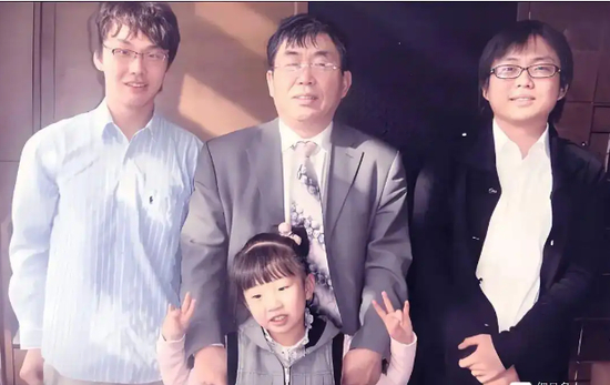 聂卫平和儿子女儿合影