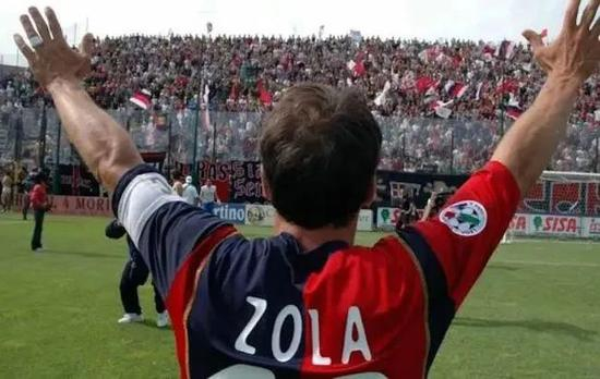 同样是意大利南方人的佐拉不仅成了因西涅的榜样，也成了巴雷拉对足球的初印象
