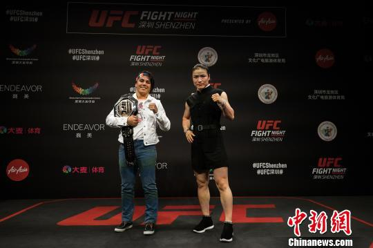 UFC格斗之夜？：安德拉德（左）VS张伟丽（右） 官方供图