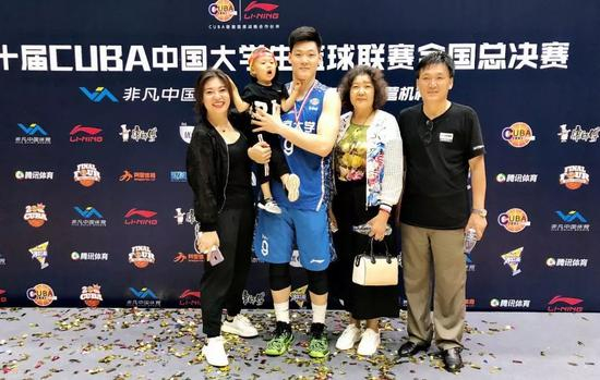（夺冠之后抱起侄子和家人们分享喜悦）