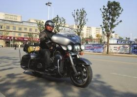 12月19日，骑摩托车环游中国的阿诺回到长沙。图/记者陈正