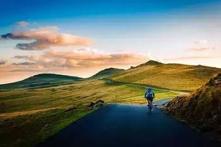 骑行裤的材质便于把身体上的汗水导出到外部，保持皮肤的干燥。
