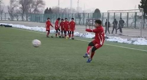 平壤国际足球学校内正在训练的女队员