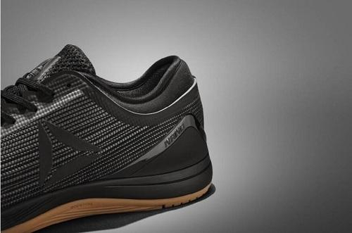 稳定：特别的平底设计让脚底更为稳固，时刻为训练者提供坚实稳定的状态；