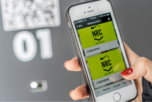 跑者扫描二维码通过识别Nike+ Run Club会员身份使用驿站内的储物柜