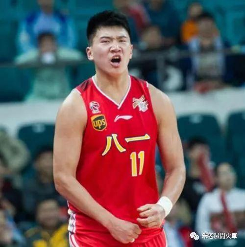 （雷蒙是八一隊陣中的得分王）