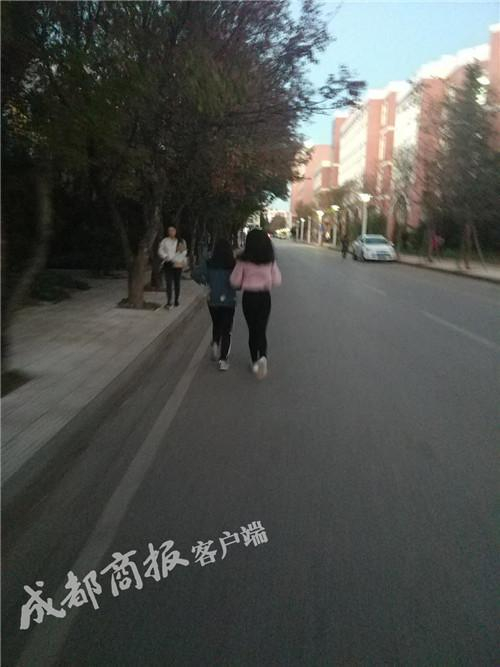 学校随处可见跑步的学生。