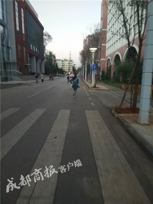 近万名学生参加校园荧光跑