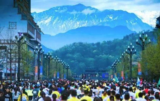 过去三年，很多跑友将春天的记忆献给了成都双遗马拉松