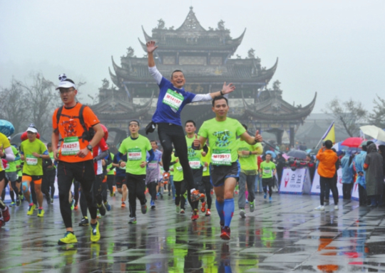 2017年成马，雨中开跑。