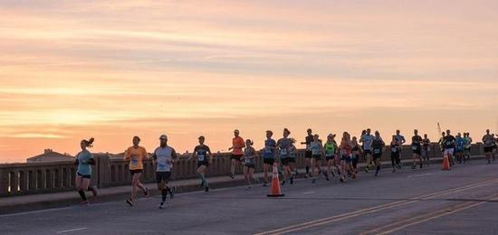 石：现在互联网时代体育的特殊价值下，怎样看待马拉松赛事？