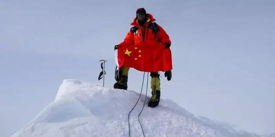 登山中的张梁。