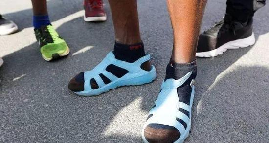 阿莫尼的跑鞋，金属搭扣已经生锈。