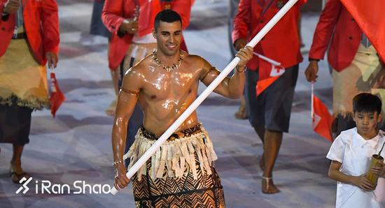 汤加旗手Pita Taufatofua在2016里约奥运会开幕式