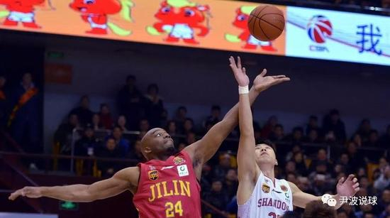 （兰德里与贾诚争抢）