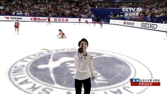 年轻的羽生，曾在镜头前比出“1”的手势