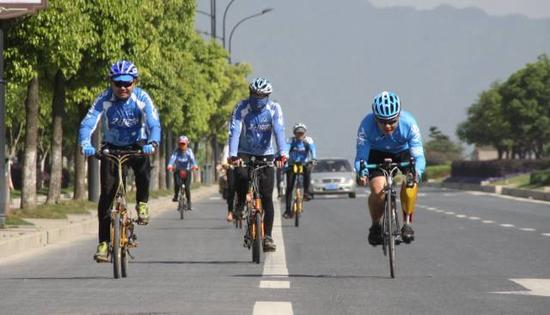 和车队一同骑行的江宏海（右一）