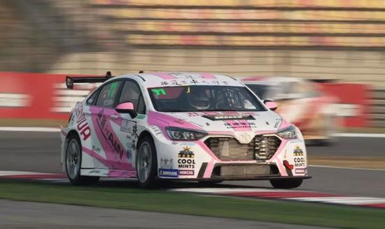 安全车离开赛道比赛时间所剩无几，朱戴维稳妥的守住第二位置