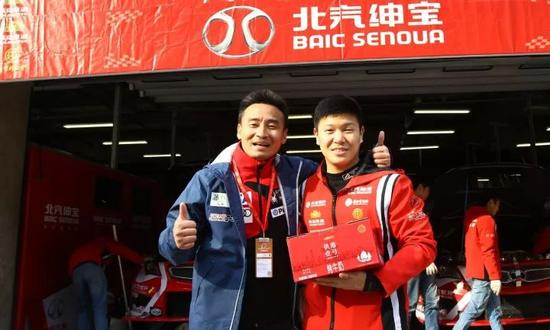 深圳playcar车队经理谢伟成为台北队加油鼓劲