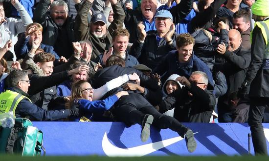 孔蒂和切尔西球迷热烈拥抱