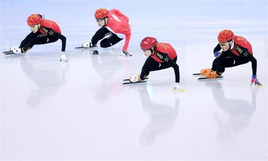 中国短道速滑队进行赛前训练。 新华社 图