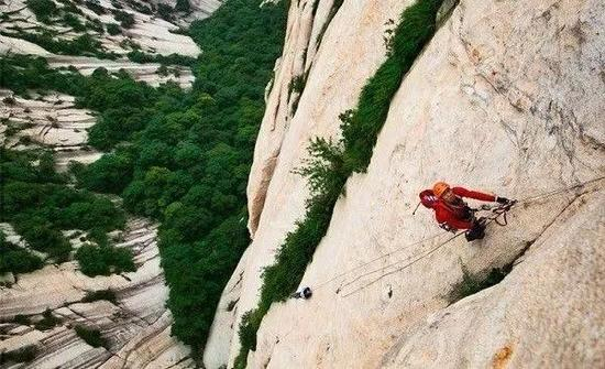 何川在华山南壁攀登中。摄影：Rocker