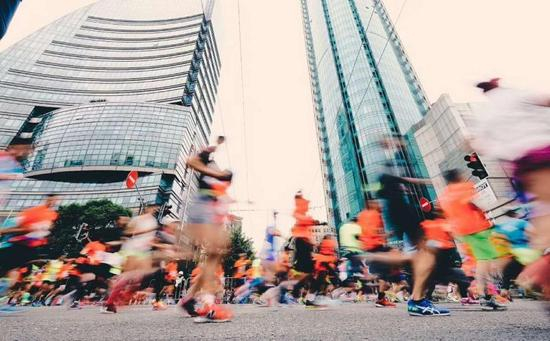 如果说2017福州国际马拉松只是孤例，不足信，那么再举2017杭州马拉松的例子。