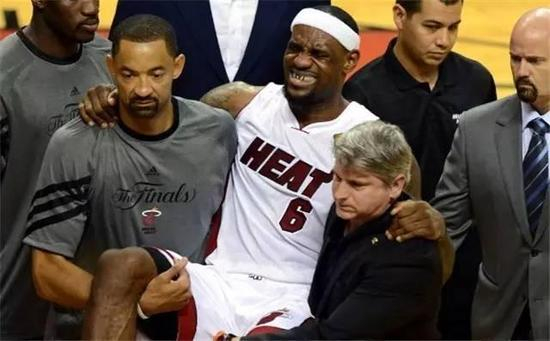 抽筋也发生在篮球、足球等一些激烈运动中 詹姆斯抽筋下场 来自：Don Emmert