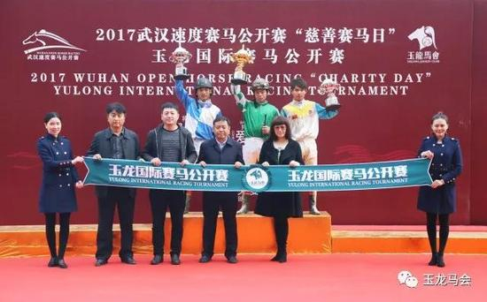  本场比赛颁奖嘉宾：天津华宇集团董事长：黄庆才