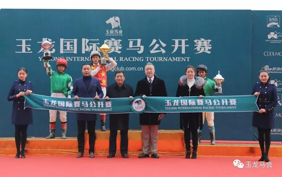 本场比赛颁奖嘉宾：天津华宇集团董事长：黄庆才