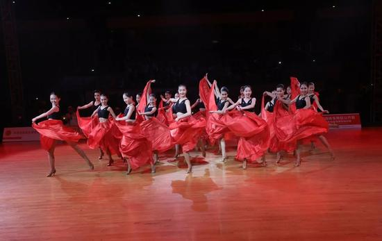 深圳艺术学校国标舞学生舞者靓丽的开幕秀