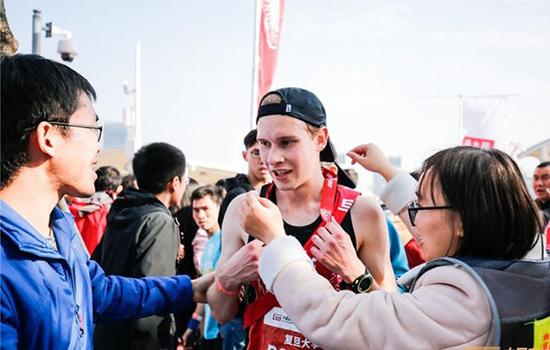 复旦大学日月光华队。