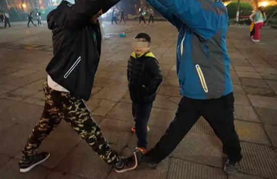 小狼在看父亲拉伸。