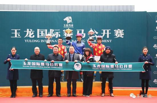 本场比赛颁奖嘉宾：陕西勇强马术俱乐部董事长 &nbsp;李勇