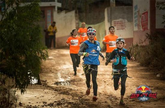 冠军云南跑吧队奔跑在赛道上