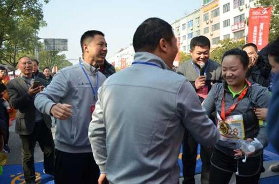 永康市市长为关门前最后一名跑友挂奖牌。