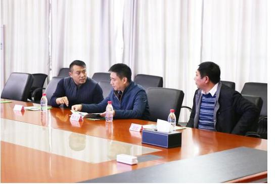 广州保利物业总经理助理季元潭（左二）认真聆听健康猫创始人兼CEO大象（左一）介绍小象运动智能共享运动器材技术特点