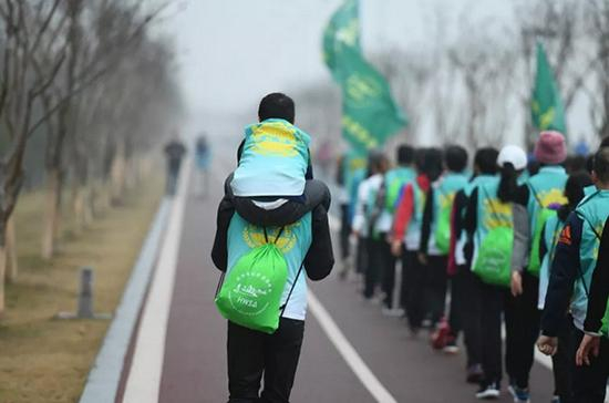 “拼命三郎”带着儿子参加迎新年健步走活动。本文图片 浙江在线