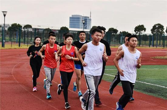 上海海事大学长跑队。