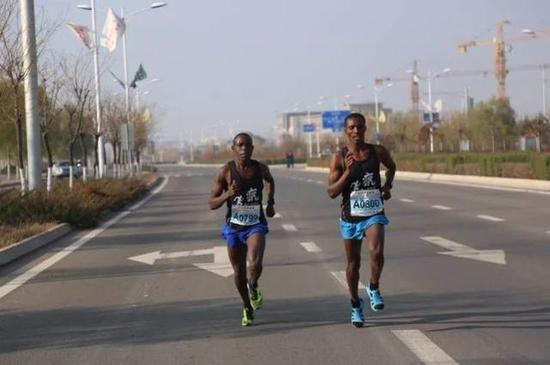 阿莫尼（右）在中国跑马拉松。受访者供图