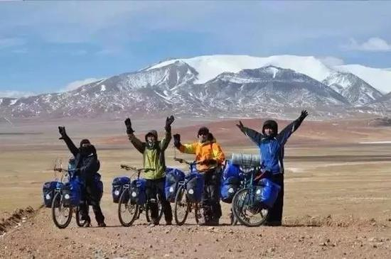 2015年墨颜等4人穿越羌塘。