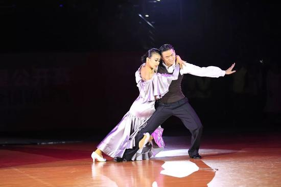 “青春桃李杯”双人国际标准舞艺术表演舞剧目