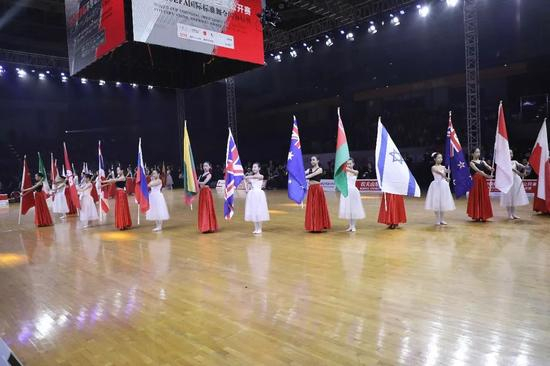 代表来自全球32个国家地区的旗帜亮相世界杯暨全国锦标赛开幕式现场