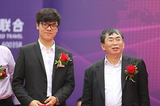 聂卫平和柯洁。视觉中国 资料图