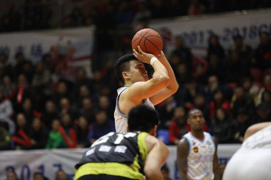 末节比赛，李根独得18分