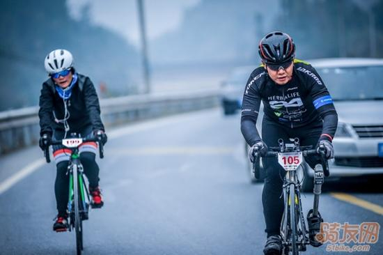 正在骑行的江宏海（右一）
