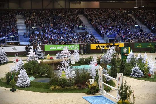 赛场内浓浓的圣诞氛围