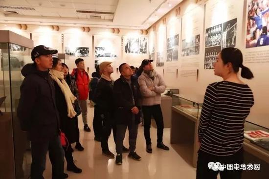 图：运动员们参观国家体育总局训练局荣誉馆