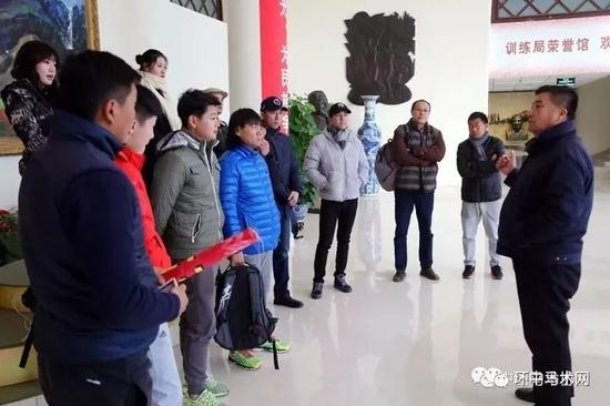 图：马术协会领导为运动员们鼓舞士气